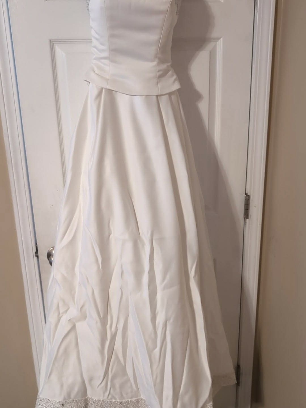 Elegant White Strapless Wedding Gown